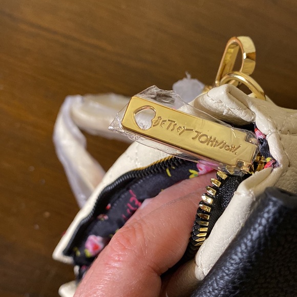 NWT Betsey Johnson puppy face convertible cross body or clutch purse - Picture 6 of 10